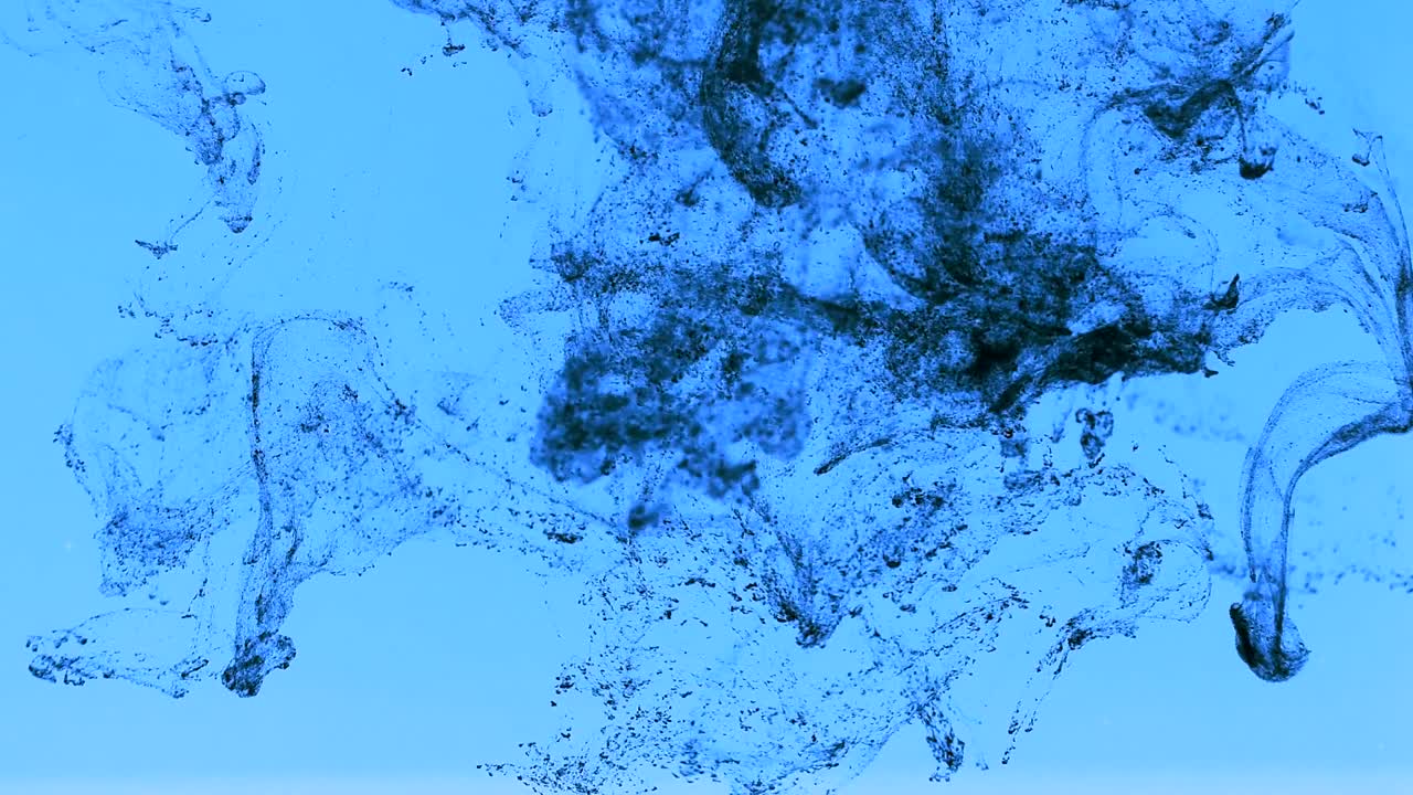 tinta abstracta esparcida bajo el agua