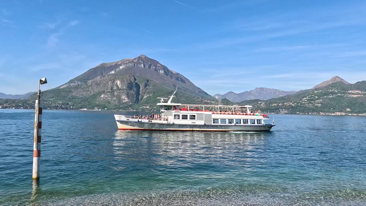 ferry viaja a través del pintoresco lago como