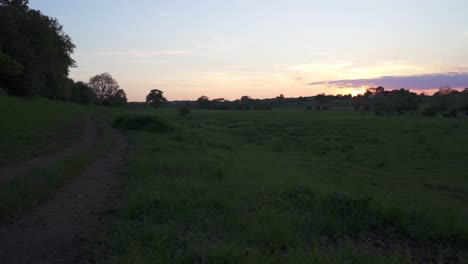 puesta de sol tranquila en un campo rural en la campiña inglesa en kenilworth