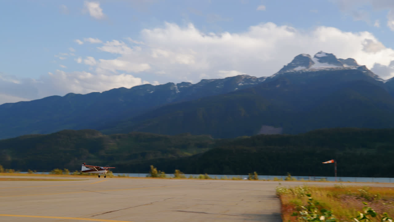 활주로 4k에서 이륙하는 항공기