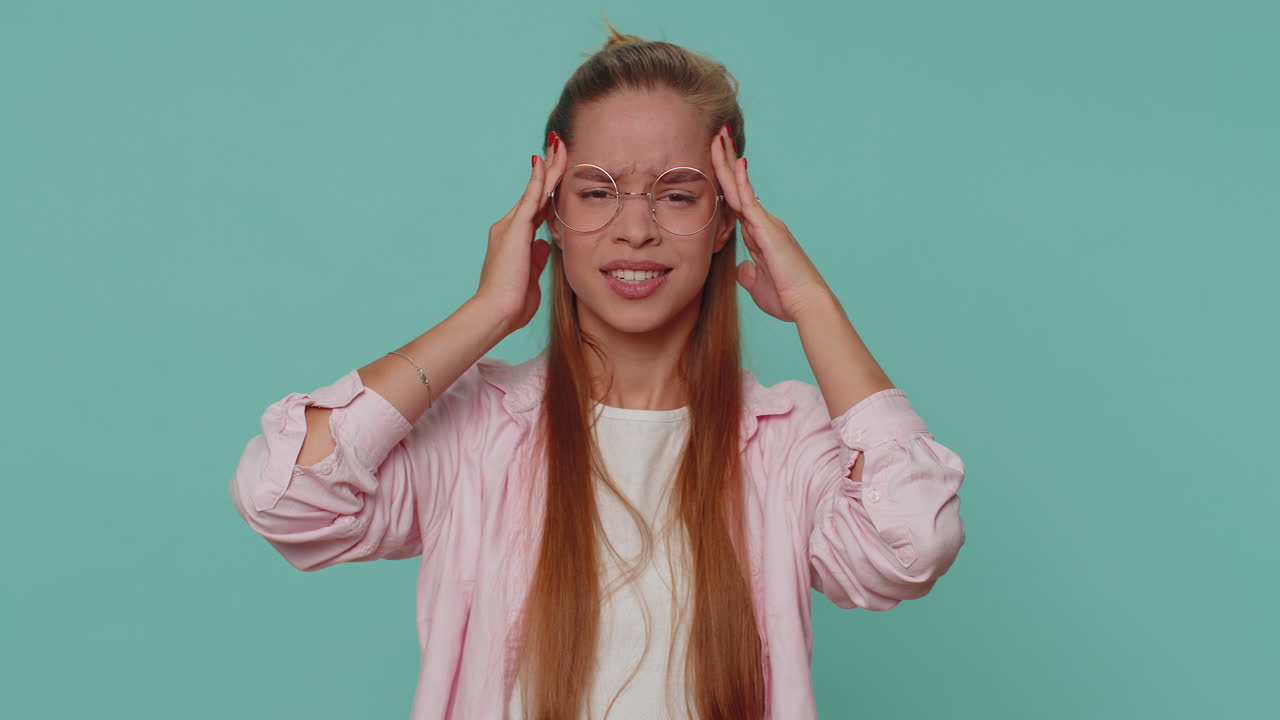 niña adolescente disgustada frotando las sienes para curar dolor de cabeza problema que sufre de tensión migraña estrés