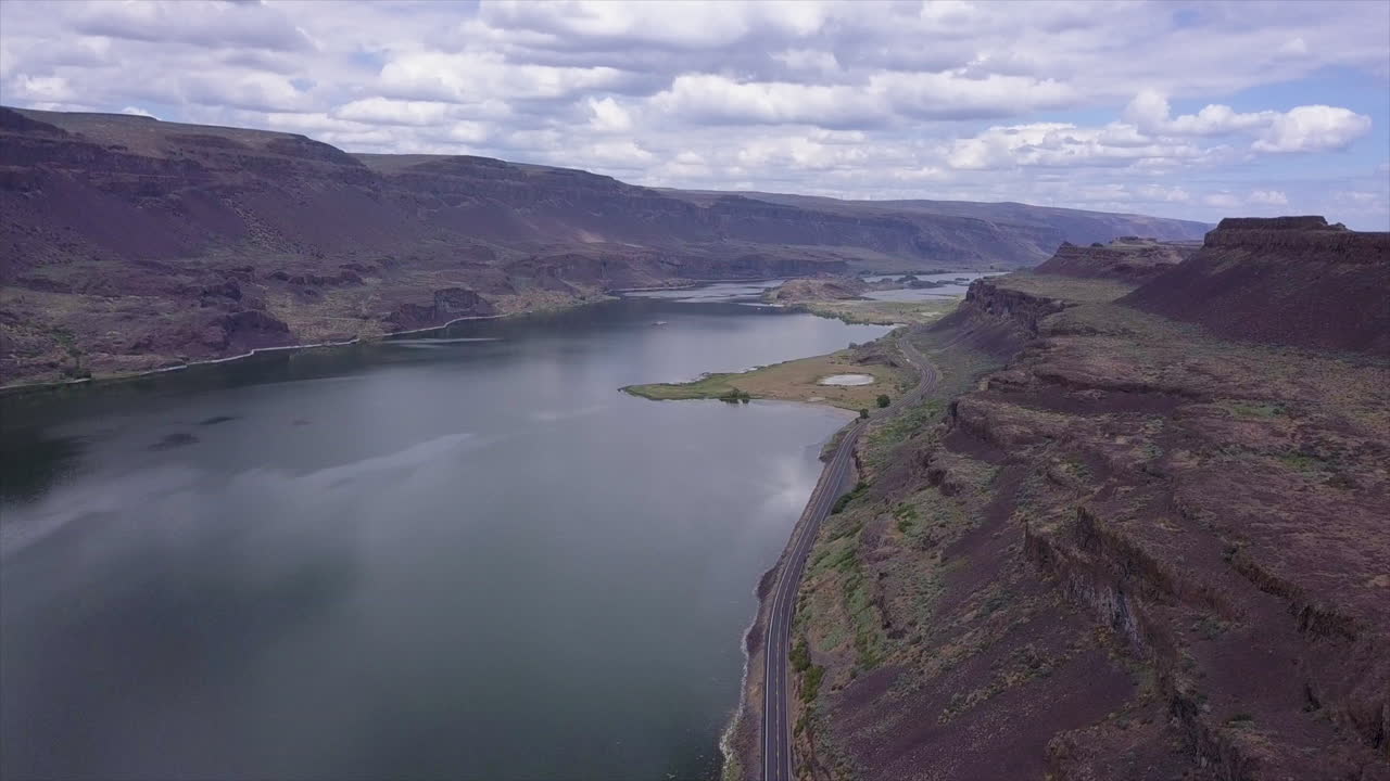 dramático paisaje de escarpas canalizadas en el lago lenore en el centro de wa