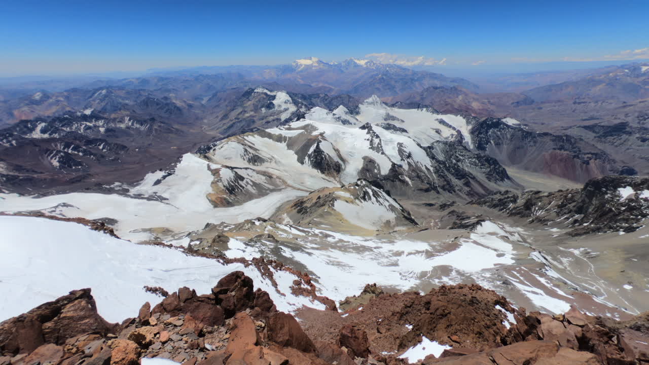 la vista desde la cumbre del aconcagua, la montaña más alta del hemisferio occidental
