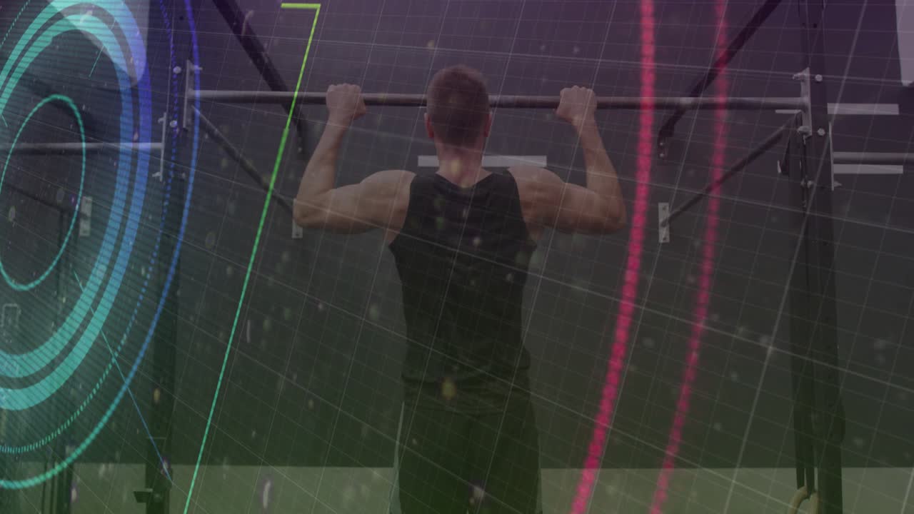Uomo che si tira su da una struttura per trazioni in palestra, con anelli al neon che si muovono e oscurano la vista mentre sviluppa forza.