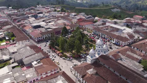 Hermoso-Parque-En-El-Centro-De-La-Pequeña-Ciudad-De-Filandia-En-Colombia,-órbita-Aérea