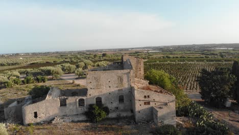 Volando-Alrededor-De-Una-Antigua-Granja-Abandonada-En-El-Campo-De-Sicilia-Italia,-Aéreo