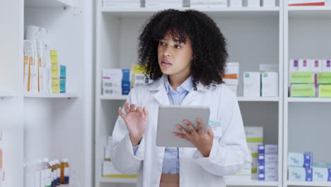 inventario de la farmacia en comprimidos por el farmacéutico