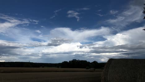 Entdecken-Sie-Die-Rustikale-Schönheit-Der-Strohballen-Auf-Dem-Feld,-Die-Für-Den-Lebensunterhalt-Geerntet-Werden