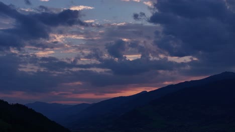 increíble horizonte de nubes oscuras con luz solar naranja lejana