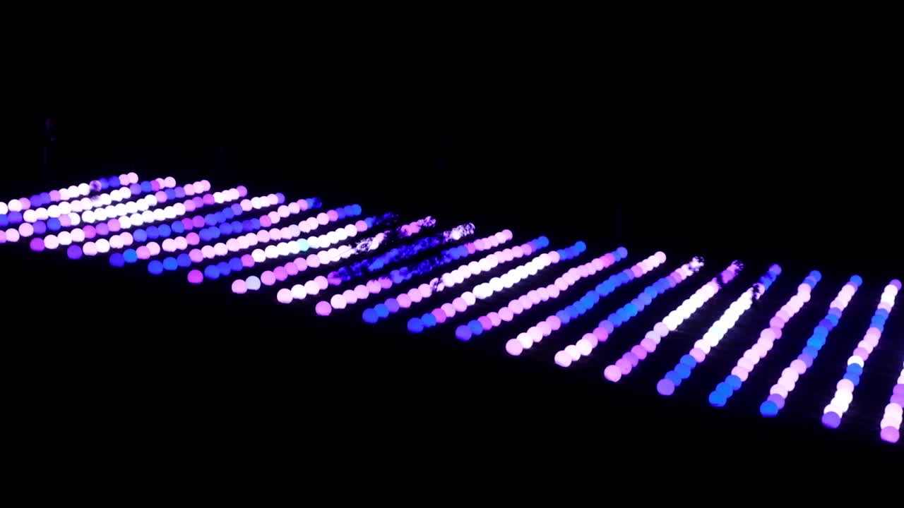 어둠 속에서 색깔이 바뀌는 미술 전시회의 다양한 네온 불빛