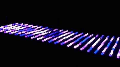 luces de neón multicolores en una exposición de arte que cambian de color en la oscuridad.