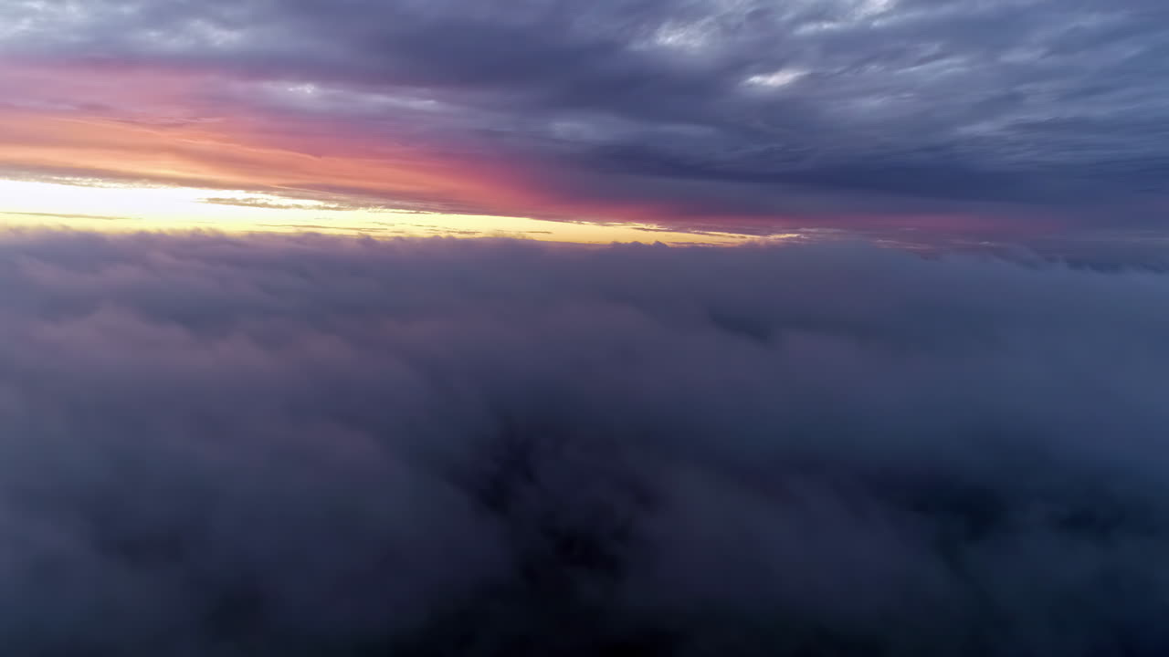 ahogándose en la esponjosidad de las nubes cirrocúmulos aéreas