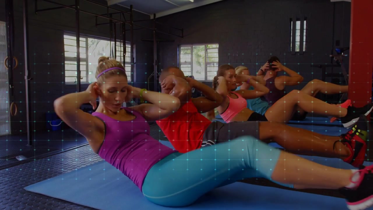 Groep doet op teken bicycle crunches op blauwe matten, met een gestippelde rasteroverlay die de beweging volgt voor fitness.