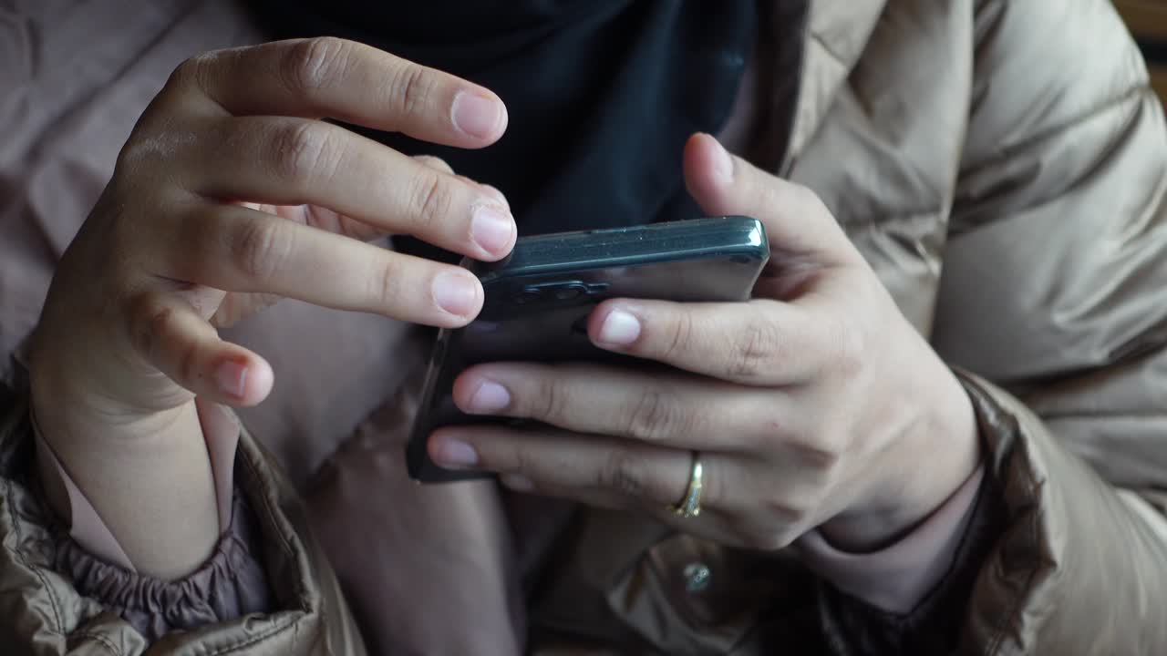 mujer usando un teléfono inteligente en un café