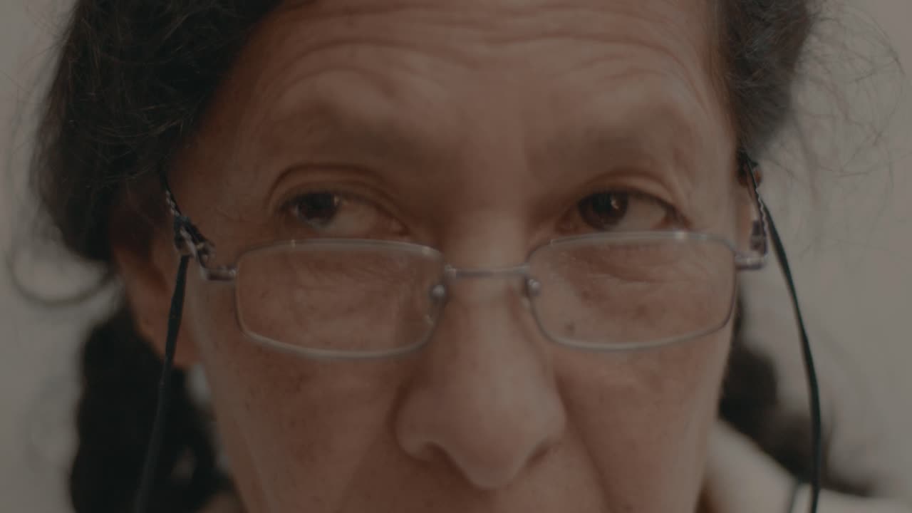 primer plano de una anciana mirando alrededor y por encima de sus gases