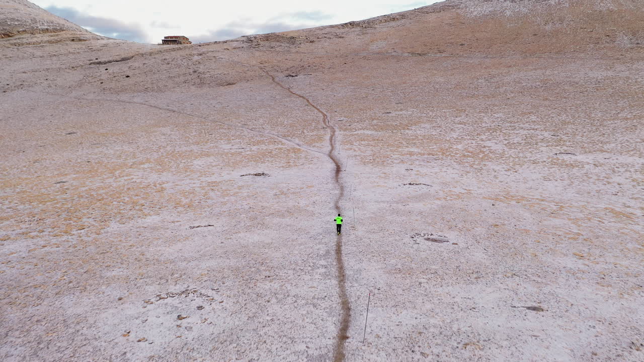 Vista de drone de homem correndo para o remoto Refúgio Giosos Apostolidis no Monte Olimpo, Grécia. Resistência.