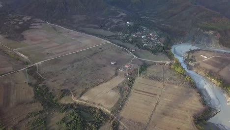Río-Vjose-Que-Corre-Junto-A-Tierras-De-Cultivo-En-La-Parte-Sur-De-Albania-Frente-A-La-Hermosa-Cordillera