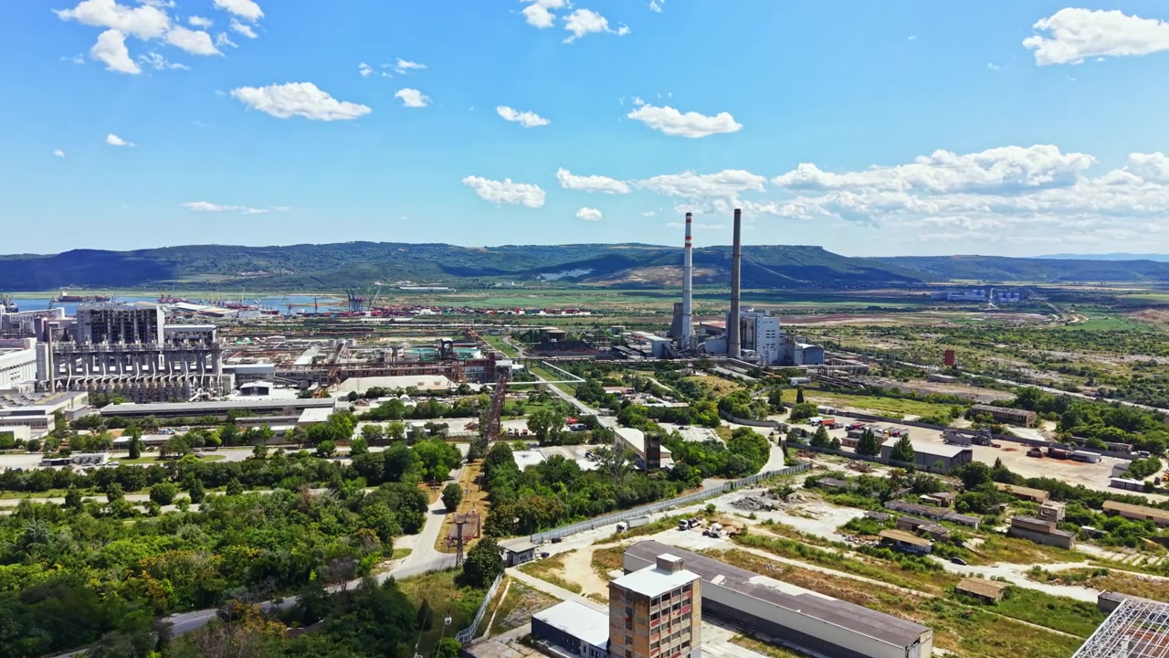 Area industriale con fabbriche e centrali elettriche in campagna durante una giornata limpida