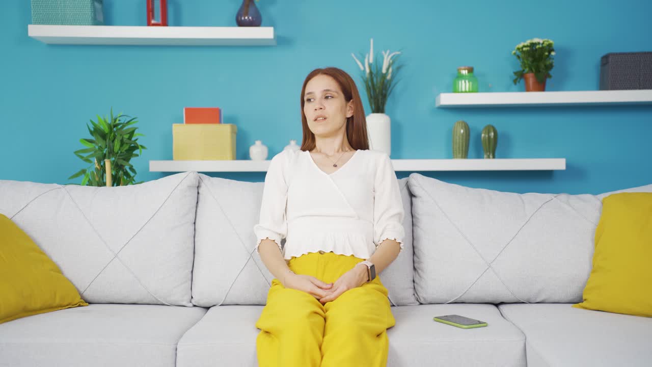 슬퍼하는 젊은 여성은 우울증으로 고통받고 있습니다.