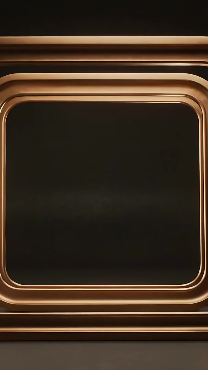 Video verticale: Telecamera che si allontana rivelando una cornice di bronzo in uno studio buio, mostrando un pannello nero.