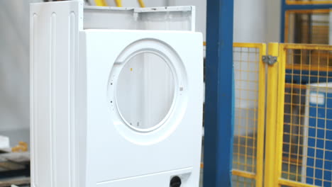 ensamblaje de lavadora en equipos robóticos en una fábrica industrial