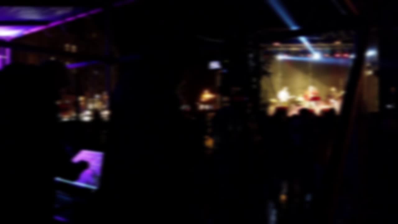 Opptak av konserten på scenen. Uskarpt.
