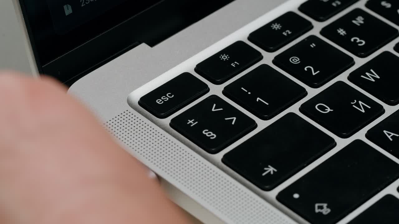 노트북 작업을 하는 사람