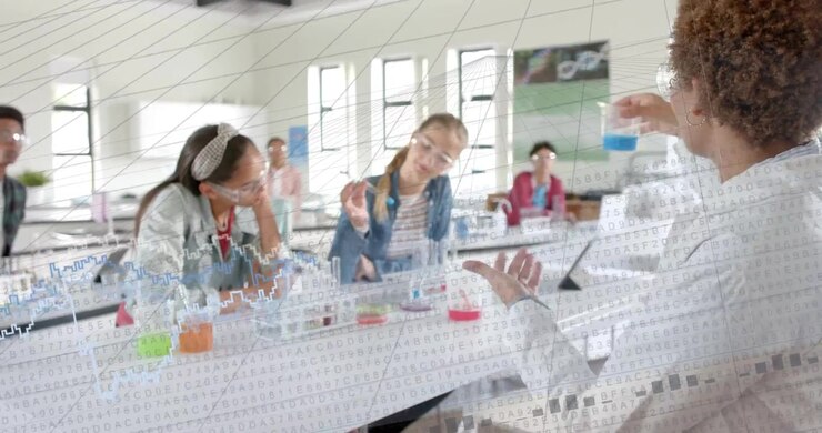 Insegnante che indossa occhiali protettivi, solleva un becher blu, dimostrando un esperimento di laboratorio con dati sovrapposti.