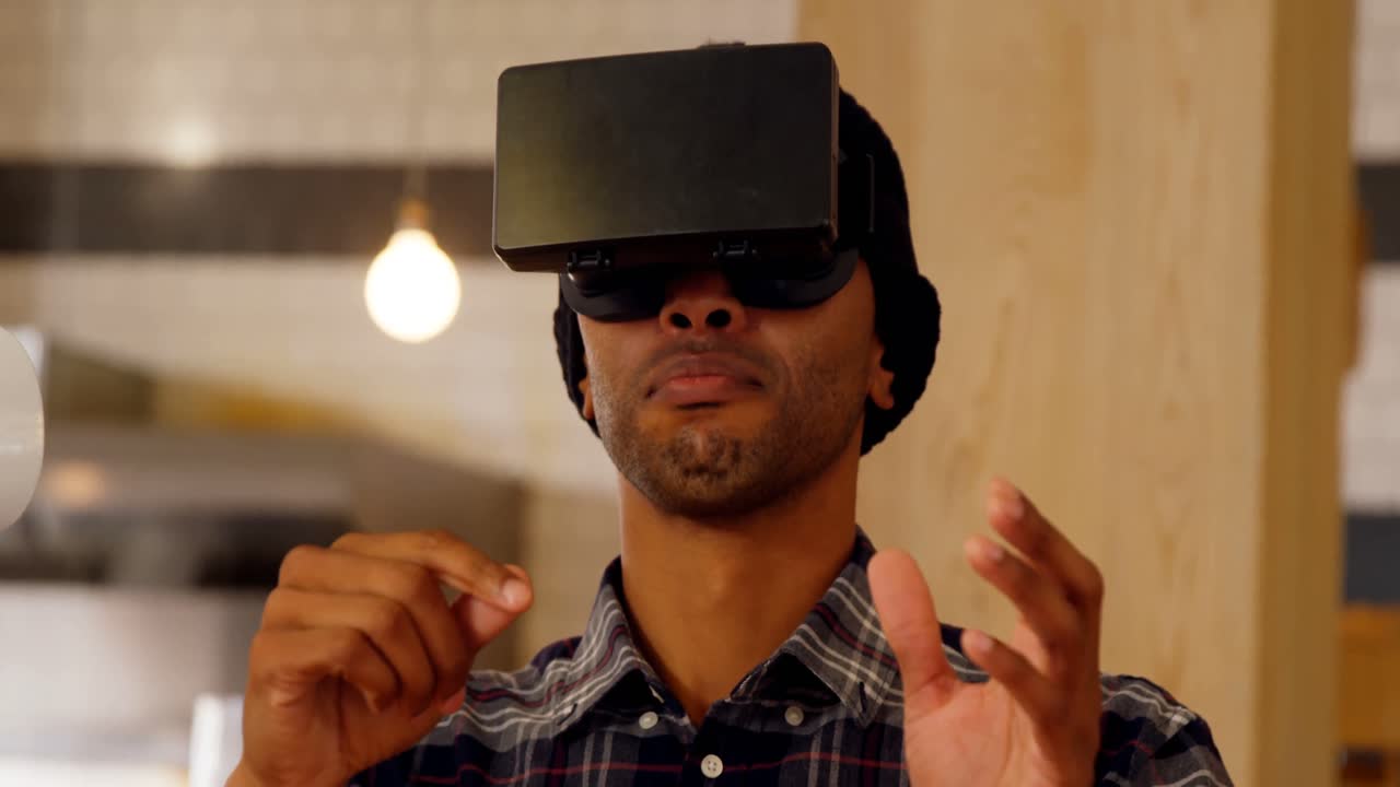 ejecutivo masculino usando auriculares de realidad virtual 4k