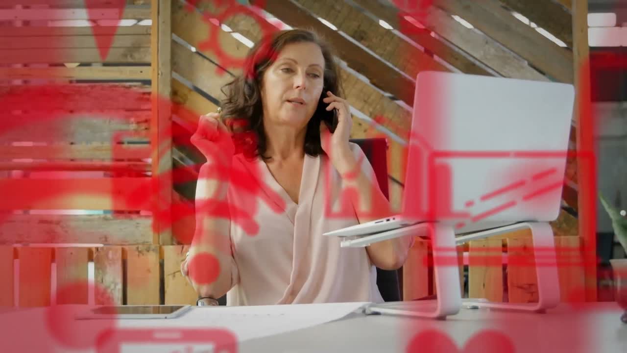 animación de iconos digitales sobre una mujer de negocios que usa un teléfono inteligente