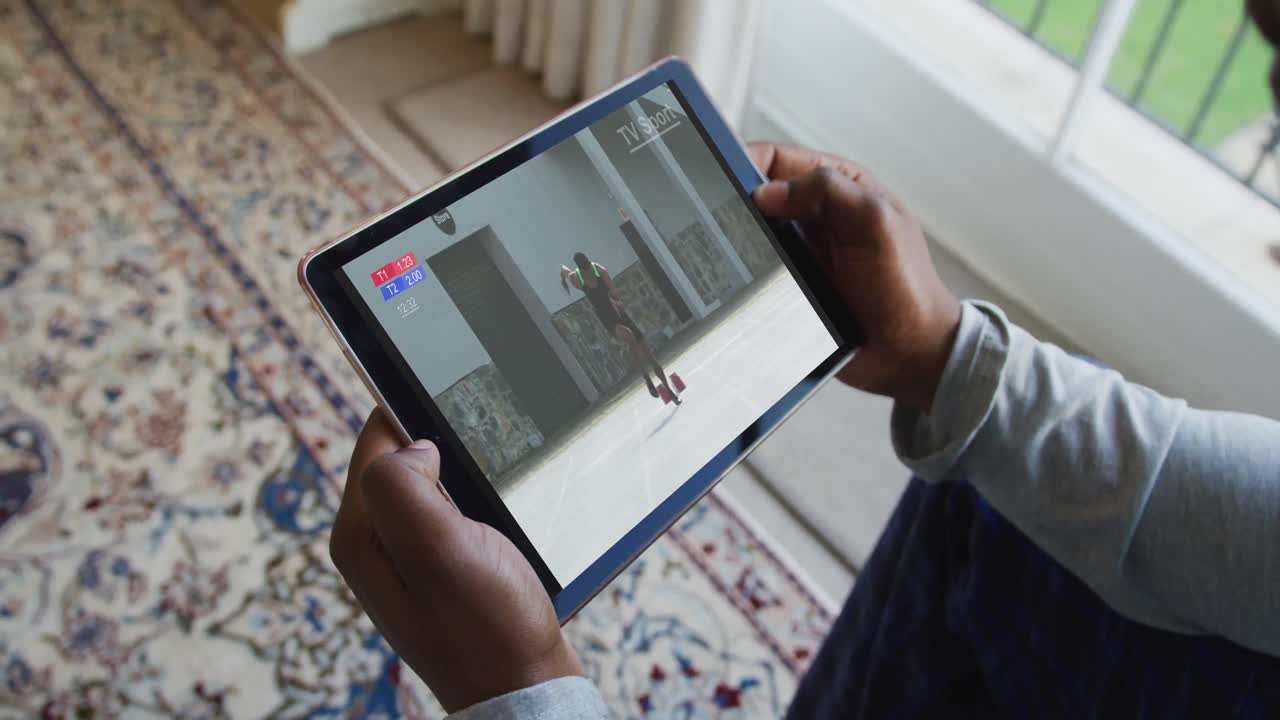 compuesto de un hombre sentado en casa, viendo atletismo corriendo evento en la tableta