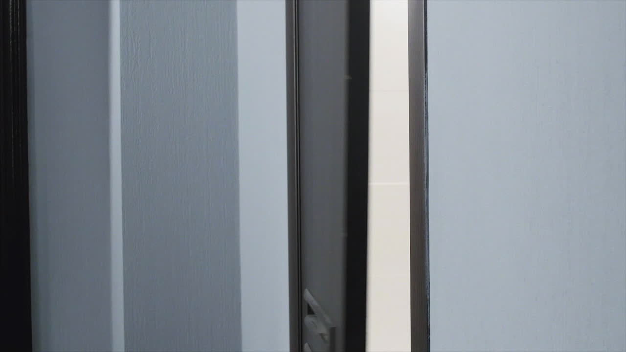 mujer escondiéndose con una botella de vino