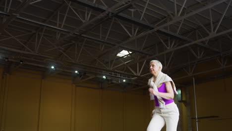 mujer mayor corriendo en el interior