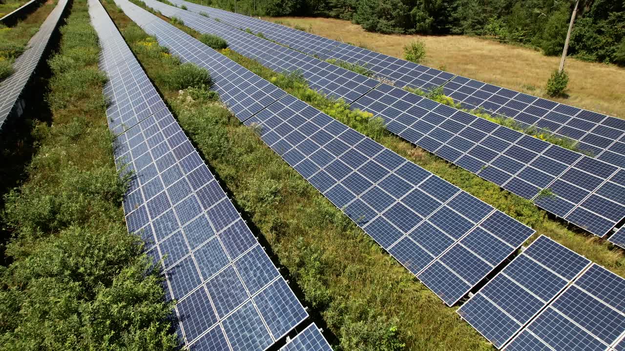 дрон, полет над сельской местностью и солнечная ферма с фотоэлектрической энергией