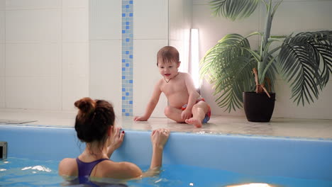 mamá le explica al niño las reglas de nadar en la piscina