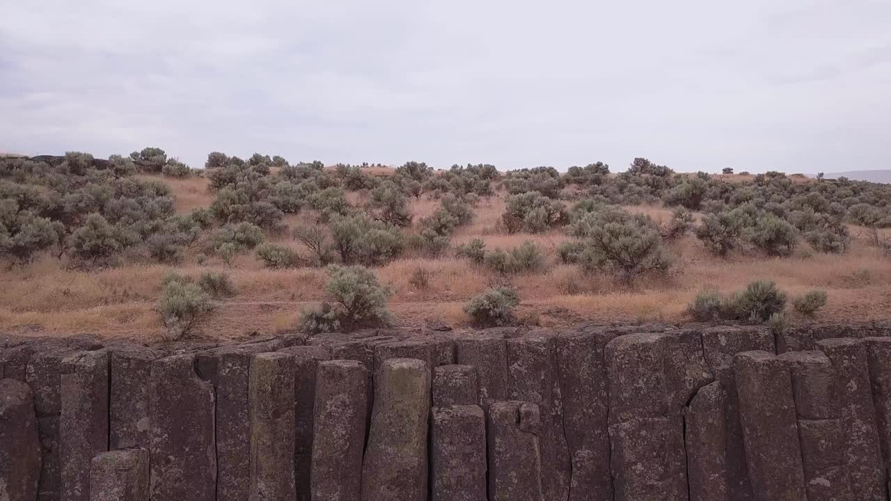 columnas de roca volcánica en el paisaje árido de sagebrush, en el centro de washington