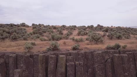 columnas de roca volcánica en el paisaje árido de sagebrush, en el centro de washington