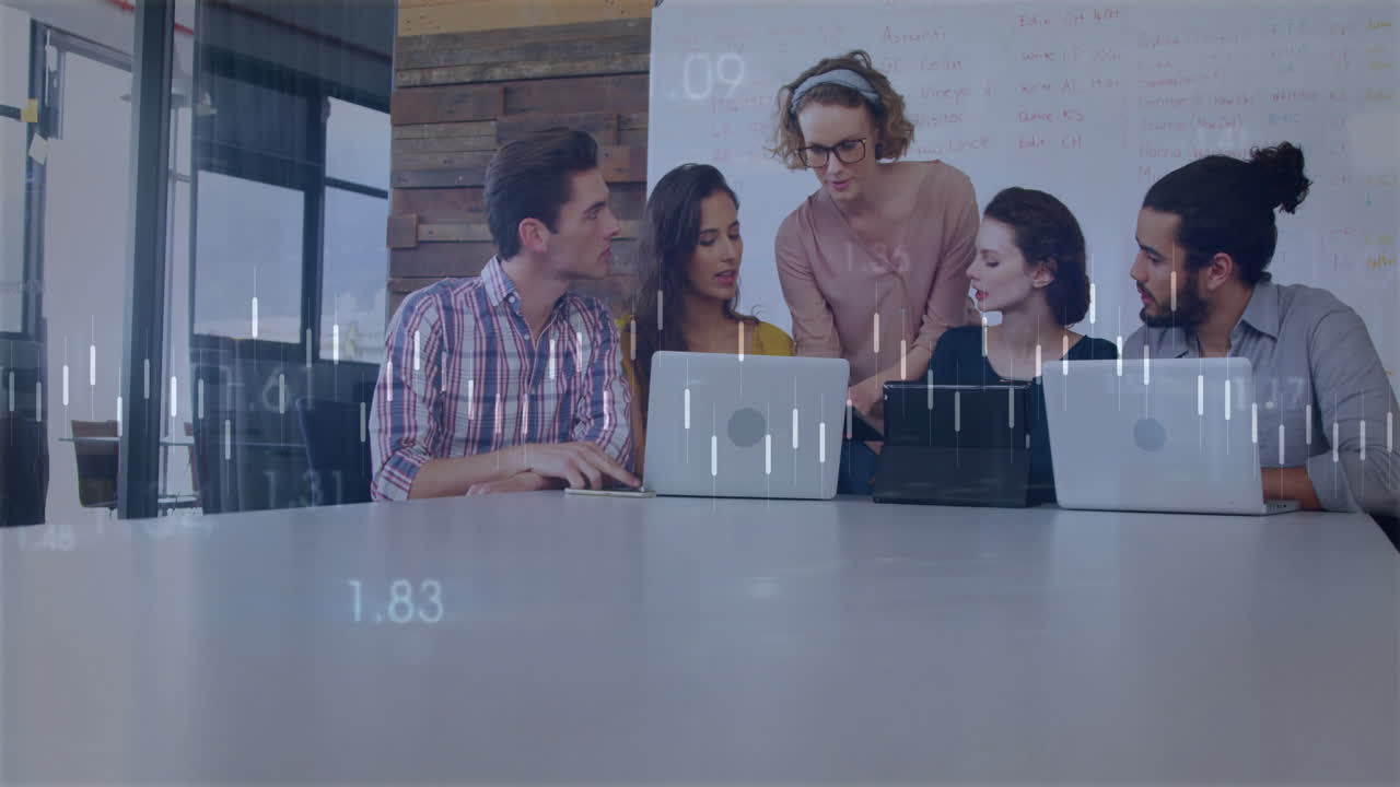 procesamiento de datos financieros, equipo de negocios diverso colaborando con computadoras portátiles