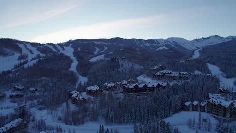 Vista-Aérea-De-Drones-De-Grandes-Casas-Al-Lado-De-La-Estación-De-Esquí-De-Telluride