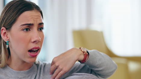divorcio, pelea y pareja discutiendo en un sofá