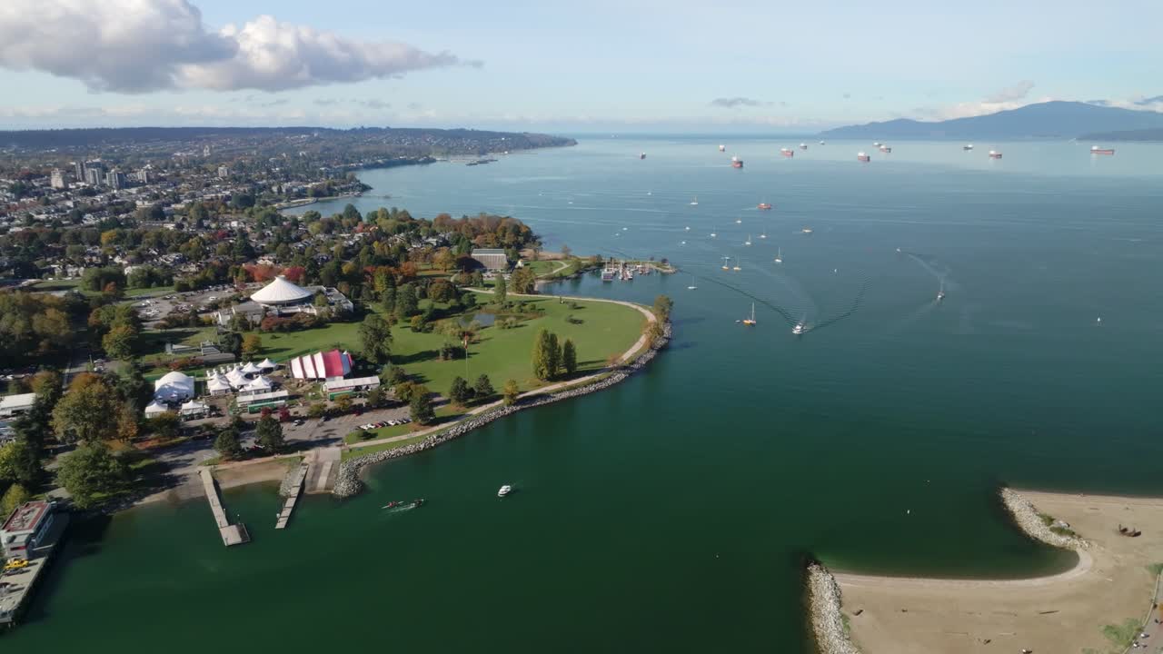 캐나다 브리티시 컬럼비아 주 밴쿠버에 있는 영국 만에 있는 배들과 함께 가짜 크리크에 있는 해가 지는 해변. - 공중 촬영