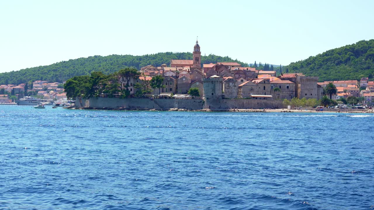 Storica città costiera con tetti rossi e campanile sul mare
