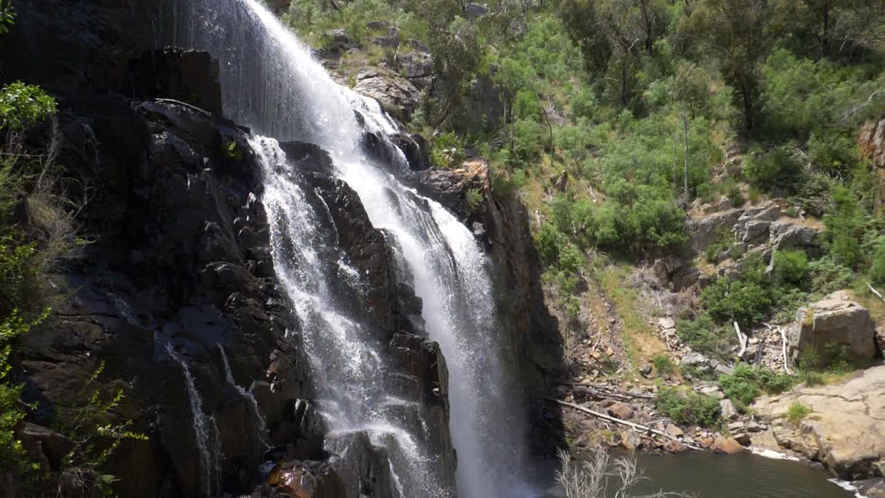 agua cayendo en cascada en la hermosa naturaleza australiana