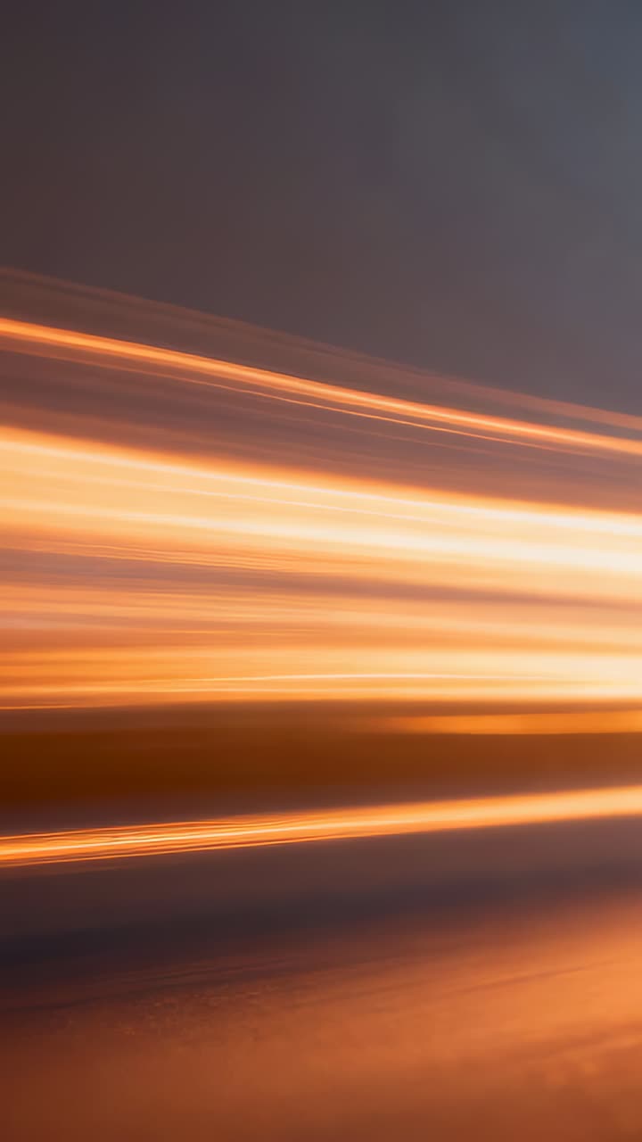 Video verticale: Telecamera in movimento che filma strisce di luce orizzontali al crepuscolo per registrare le scie sulla strada.