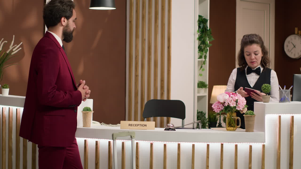 el hombre de negocios da el pasaporte de chequeo en