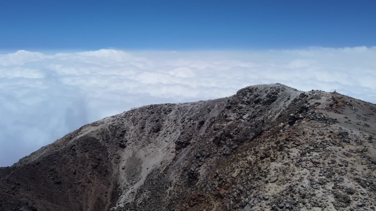 órbitas aéreas cráter volcánico en la cima de la montaña tajumulco en guatemala