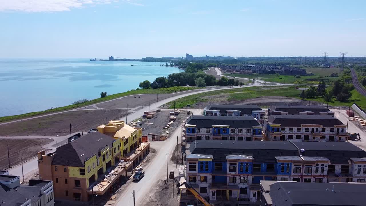 nuevas casas adosadas en construcción en el nuevo desarrollo de viviendas a lo largo de la orilla del lago