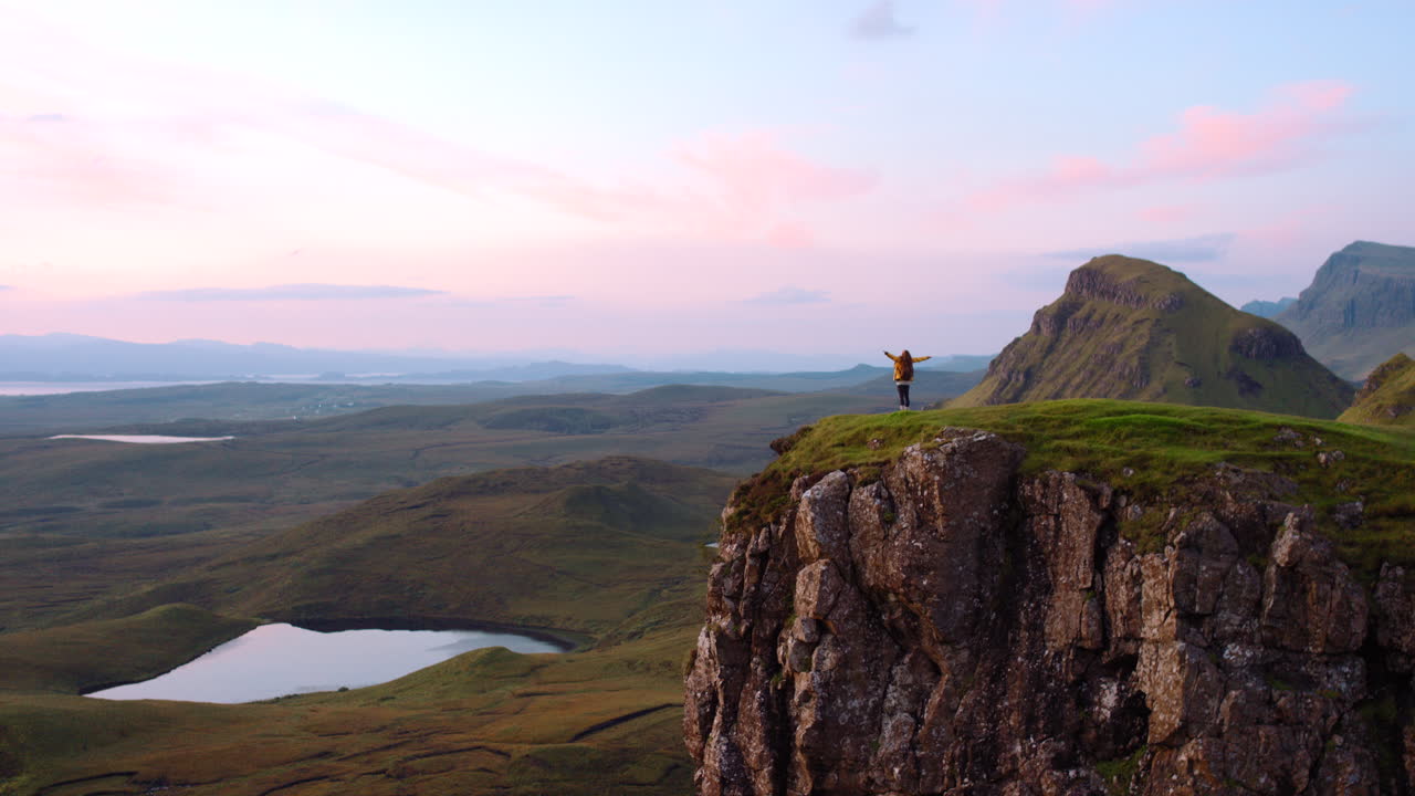 해가 뜨는 절벽에 있는 여자