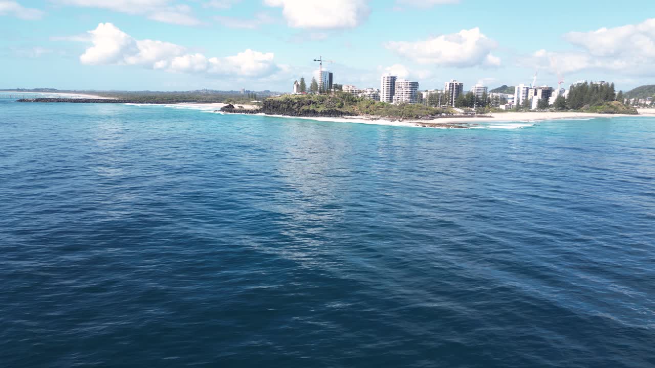 고래는 골드 코스트의 그림 같은 해안선과 트위드 머리 근처에 수영