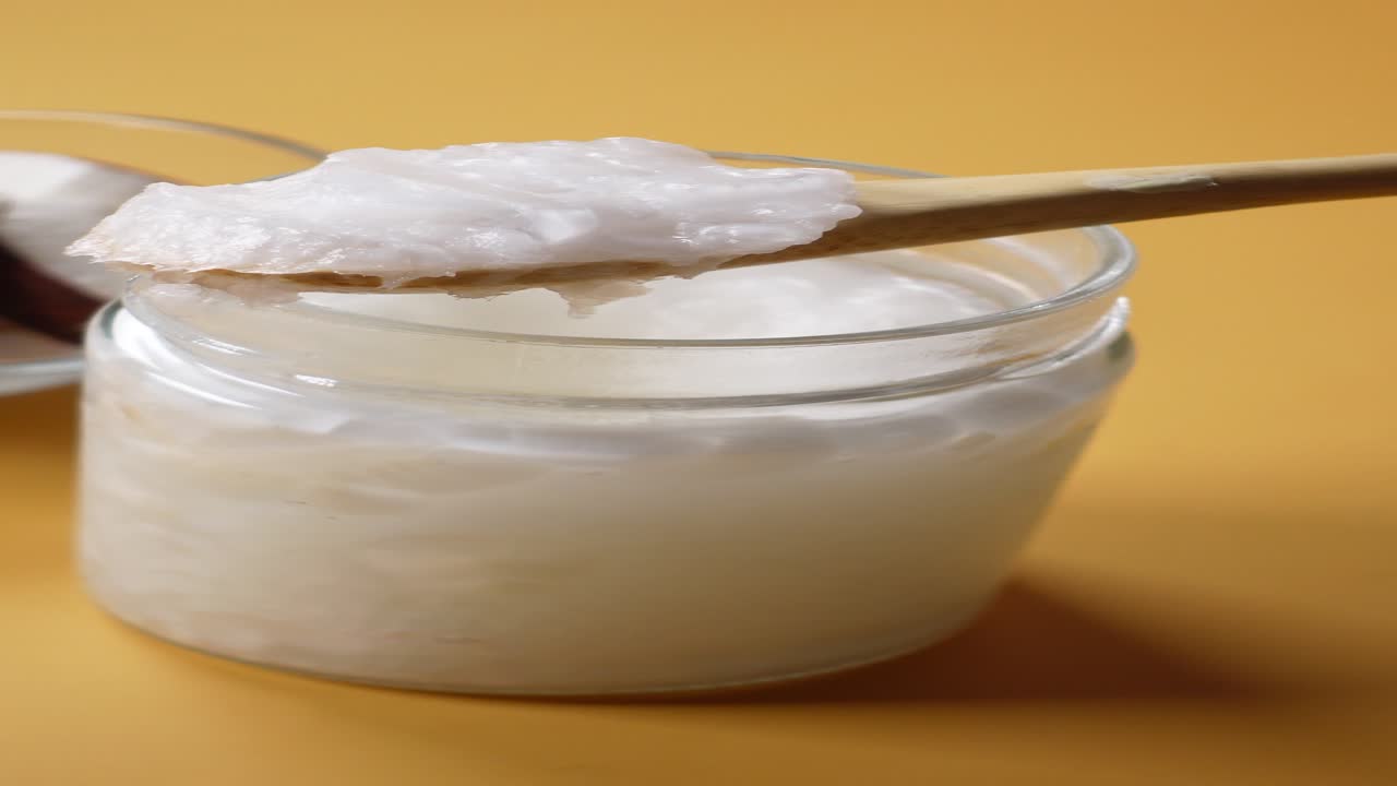 항아리 에 넣은 코코 기름